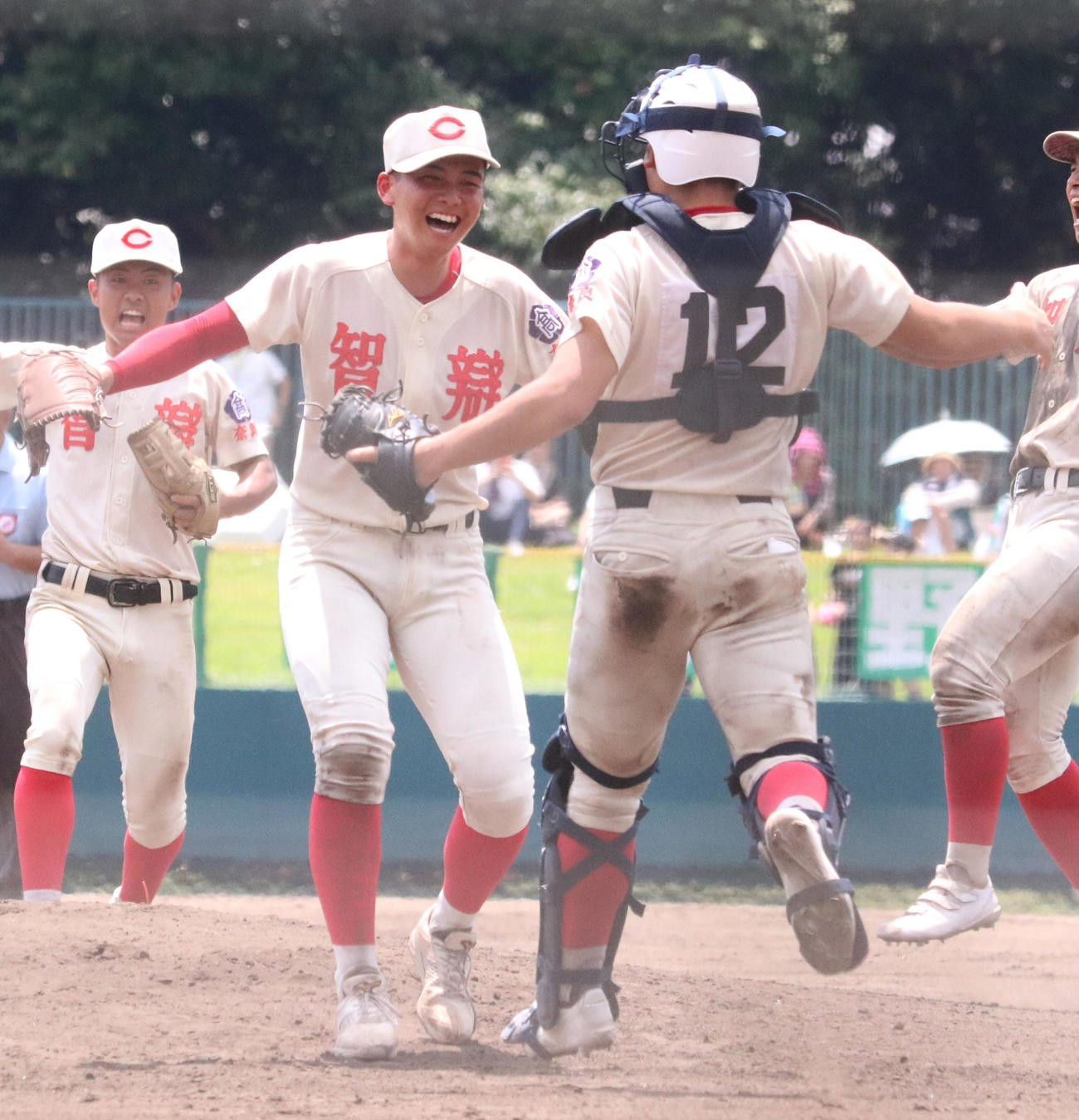 奈良大付対智弁学園　9回表奈良大付2死、最後の打者から三振を奪い優勝を決め、両手を広げて喜ぶ智弁学園・田近（左から2人目）と捕手山崎（撮影・塚本光）