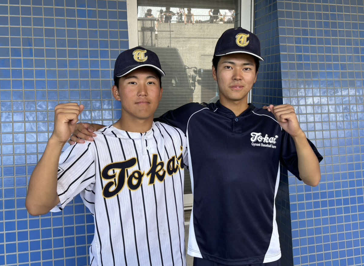 肩を組む東海大大阪仰星の壹崎兄弟。左から弟の結稀投手（3年）と兄の晃心投手（3年）