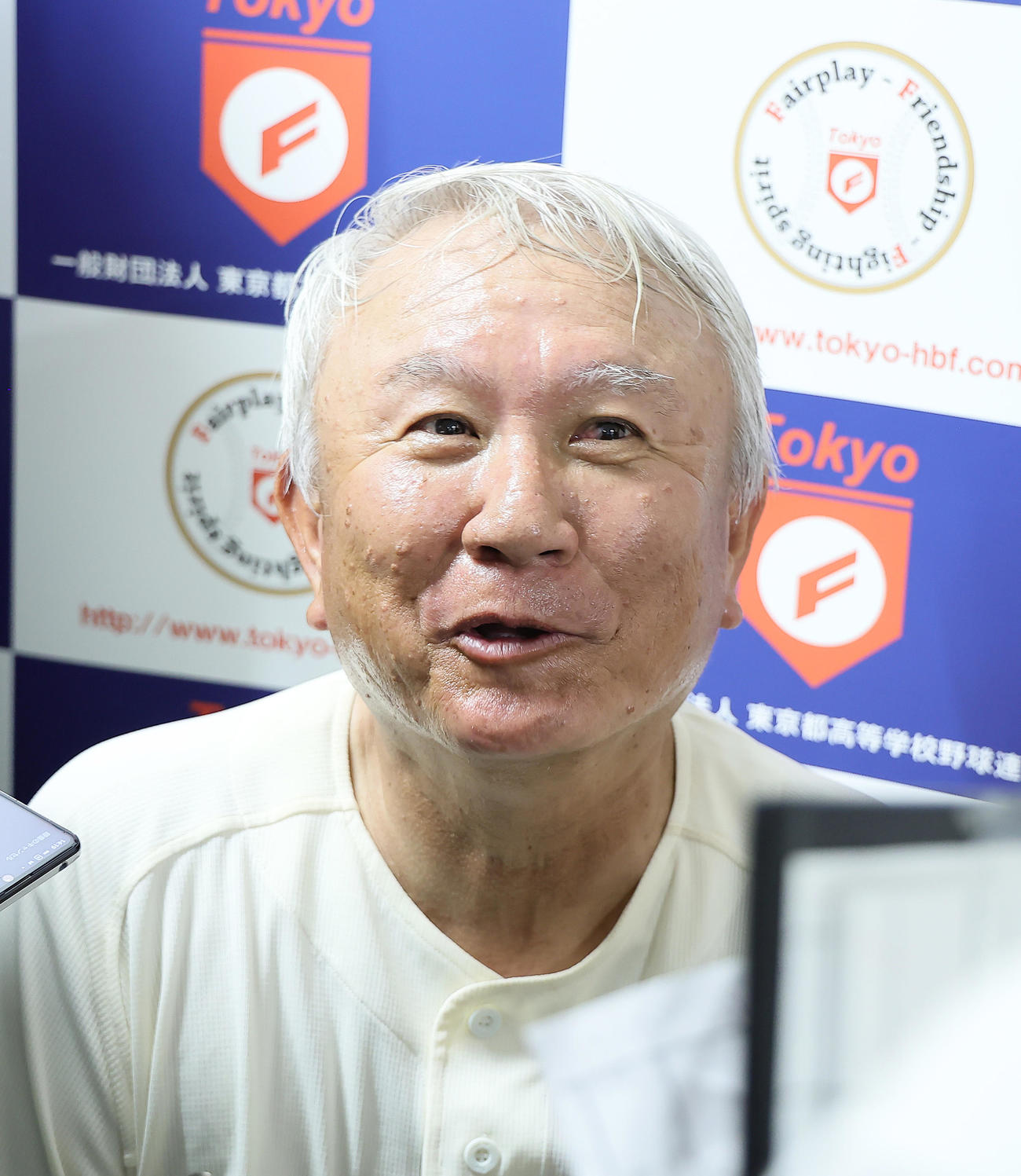 日大三対早実　試合後、記者からの質問に笑顔で答える早実の和泉監督（撮影・足立雅史）