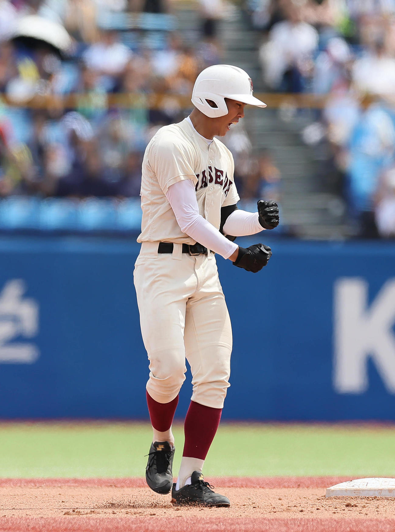 日大三対早実　1回裏早実無死一塁、宇野は先制の適時二塁打を放ちガッツポーズ（撮影・足立雅史）