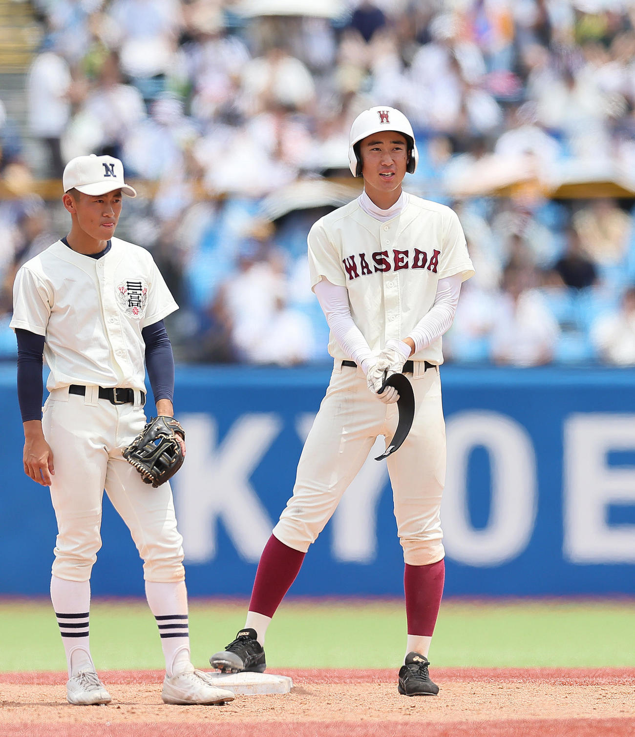 日大三対早実　4回裏早実2死一、二塁、高崎（右）は適時二塁打を放つ（撮影・足立雅史）