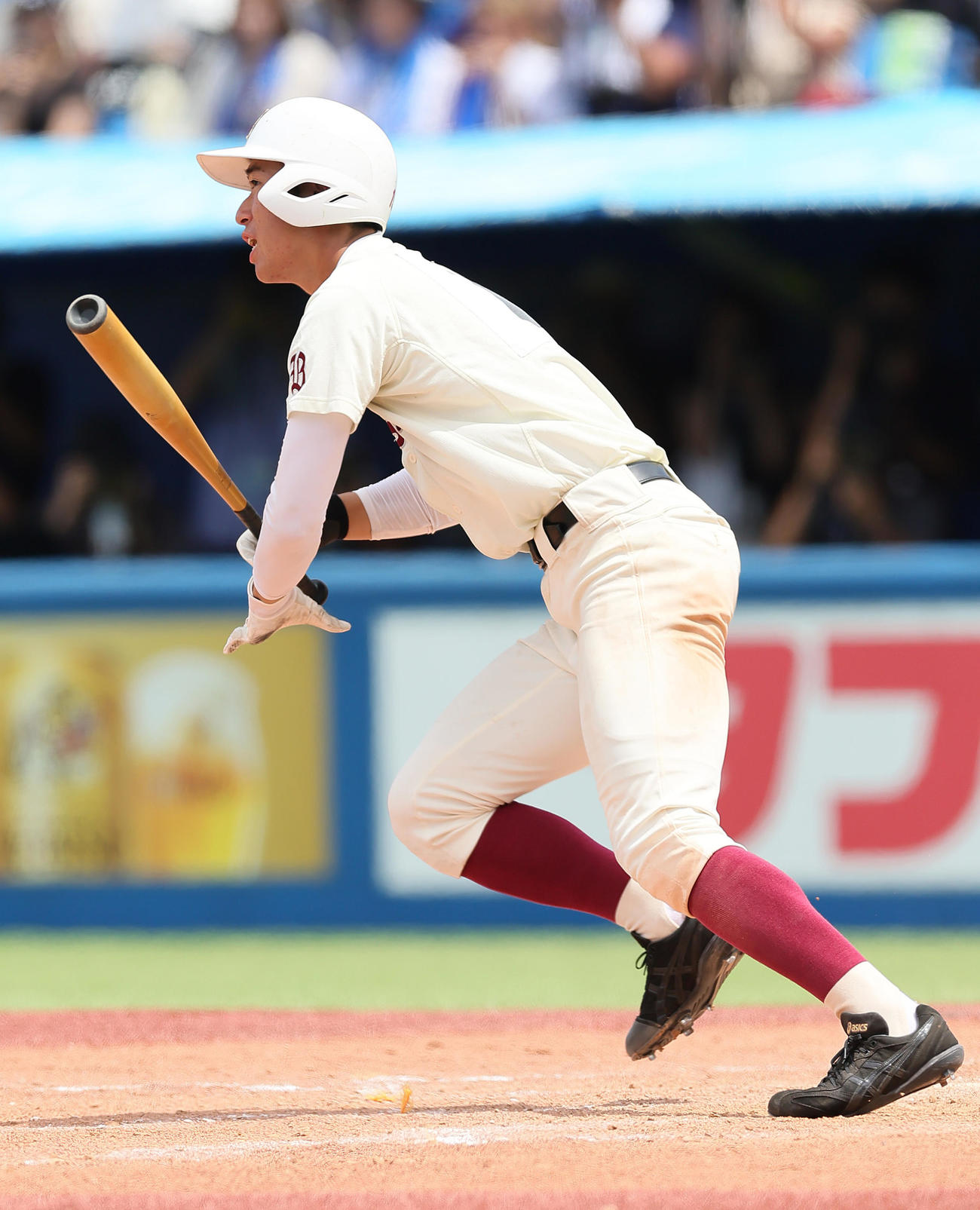日大三対早実　8回裏早実1死一塁、高崎は左前適時打を放つ（撮影・足立雅史）