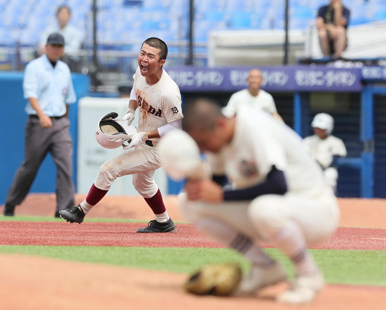 日大三対早実　9回裏早実無死満塁、内園（左）のサヨナラ打で優勝を決める。手前は日大三投手の畠山将豪（撮影・足立雅史）