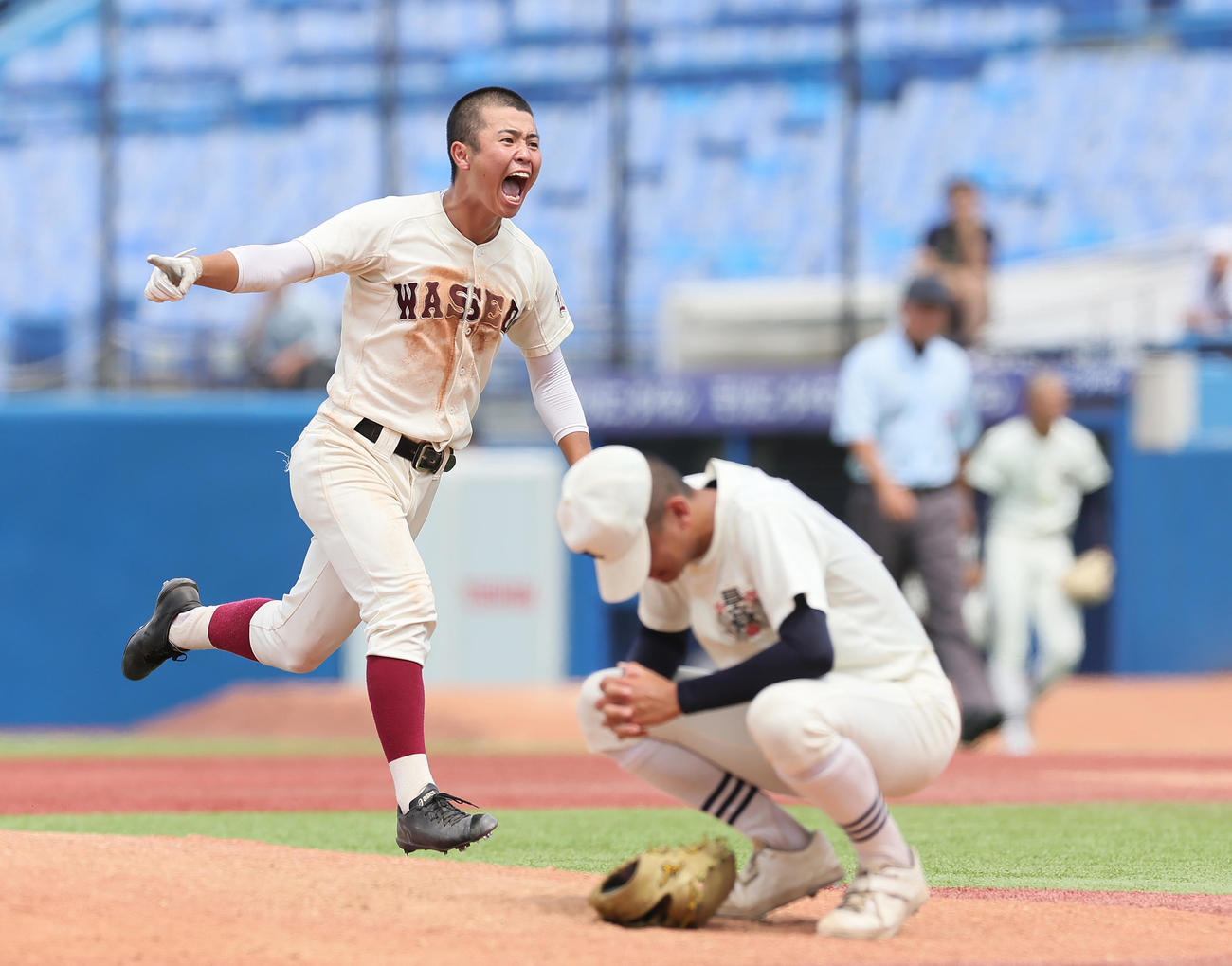 日大三対早実　9回裏早実無死満塁、内園（左）のサヨナラ打で優勝を決める。手前は日大三投手の畠山将豪（撮影・足立雅史）