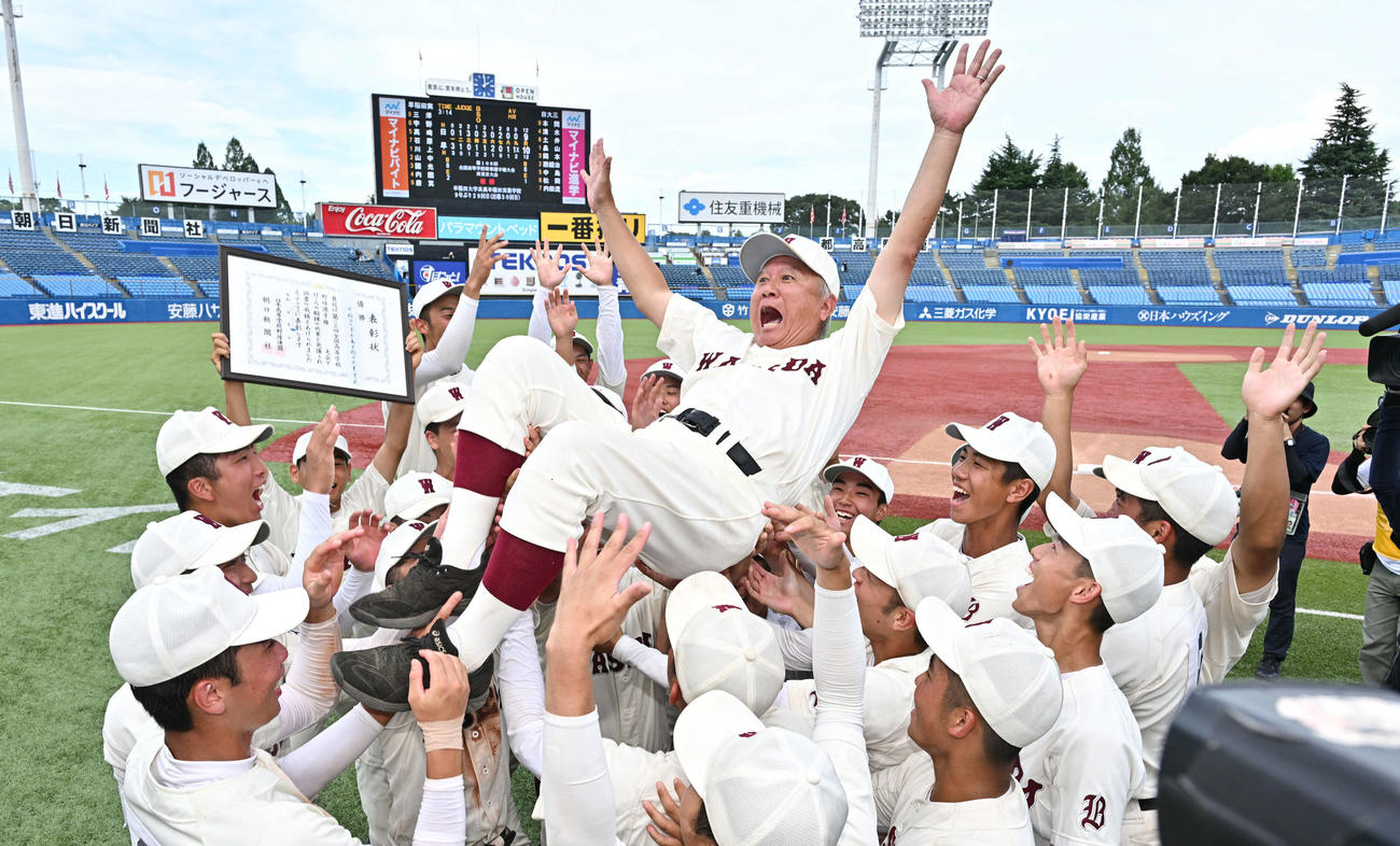 日大三対早実　優勝を決め胴上げされる早実・和泉監督（撮影・滝沢徹郎）