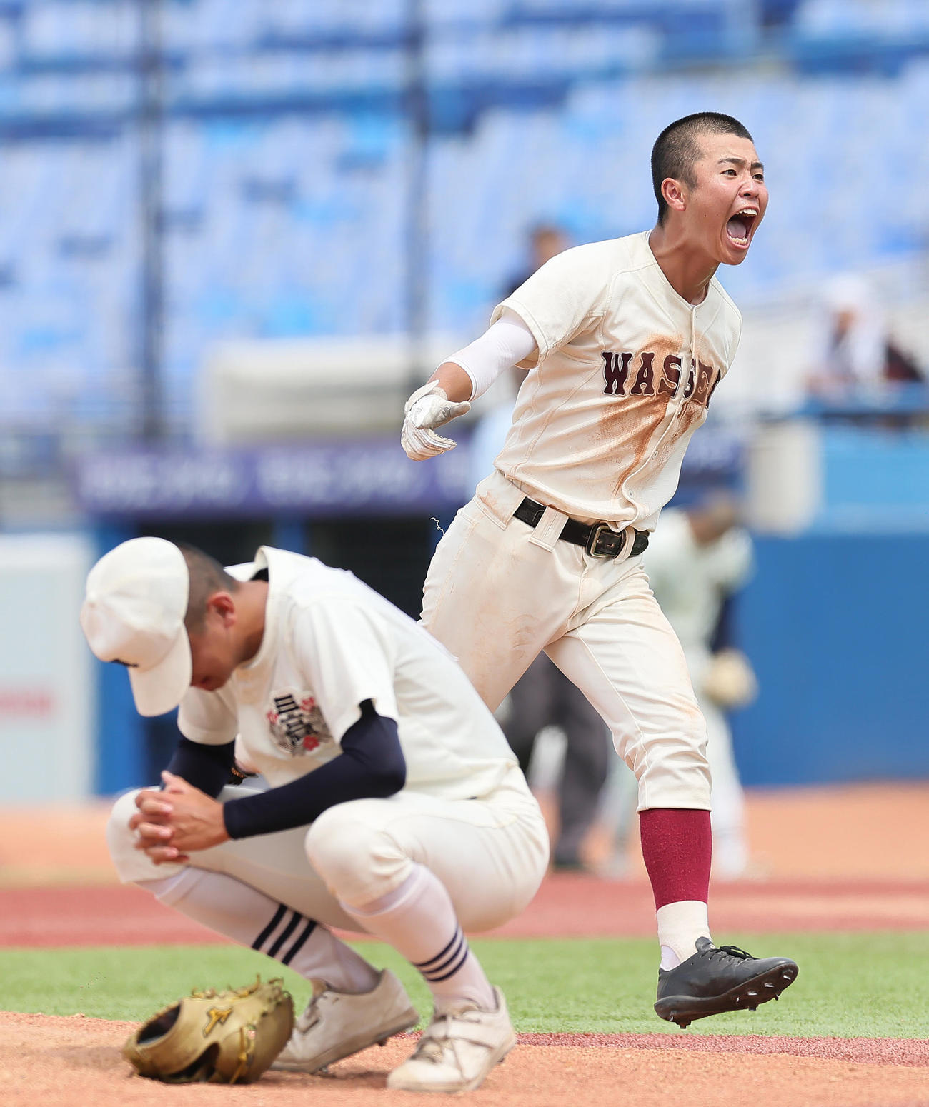 日大三対早実　9回裏早実無死満塁、内園（後方）のサヨナラ打で優勝を決める。手前は日大三投手の畠山（撮影・足立雅史）