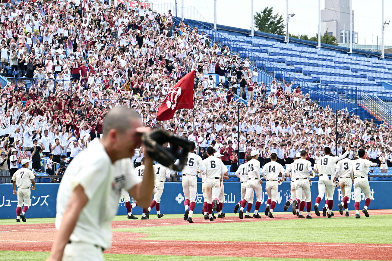 日大三対早実　優勝を決め応援団のもとに駆け出す早実の選手たち（撮影・滝沢徹郎）