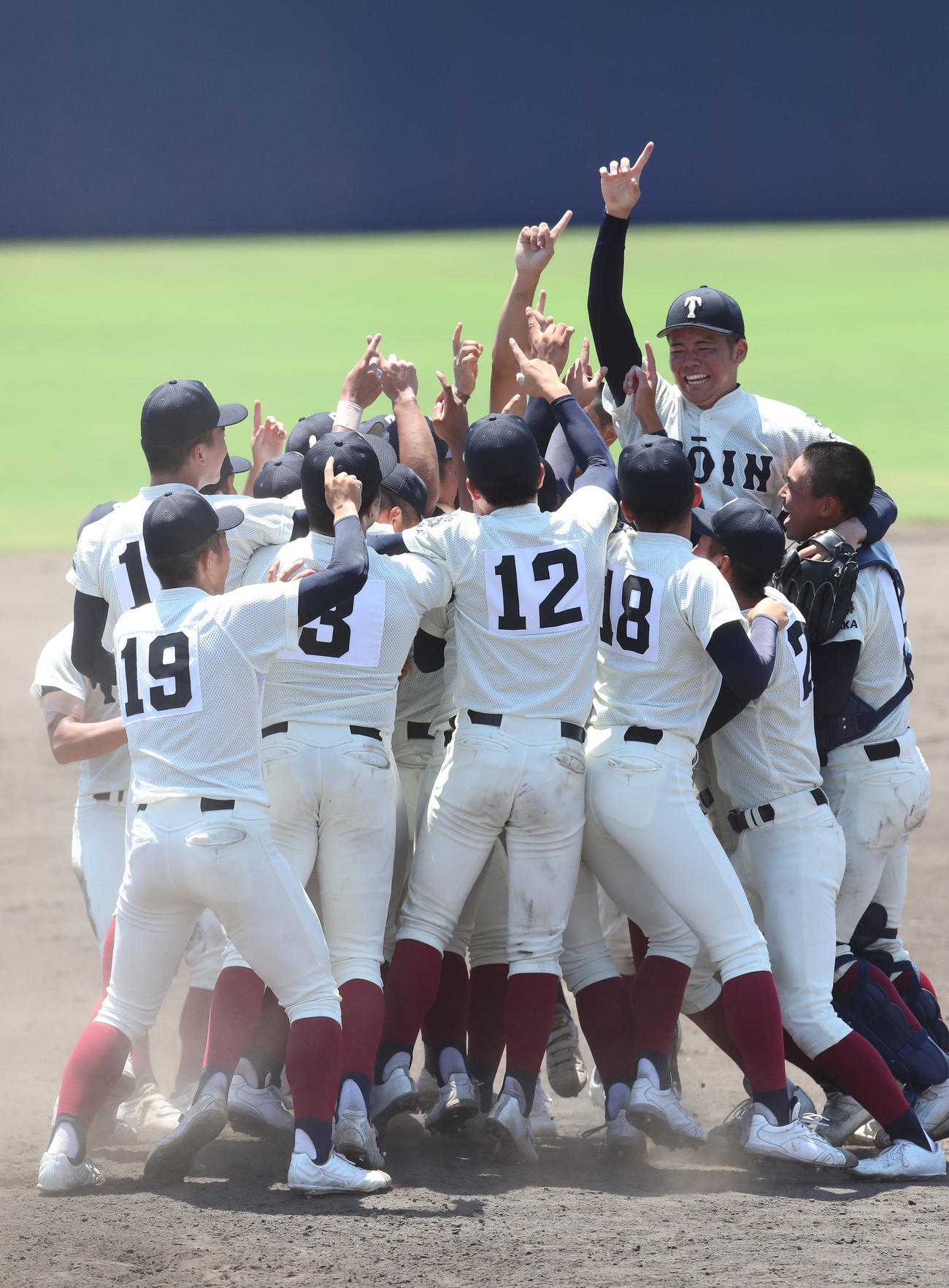 大阪桐蔭対東海大大阪仰星　東海大大阪仰星をに勝利し甲子園出場を決めて喜びを爆発させる大阪桐蔭ナイン（撮影・白石智彦）
