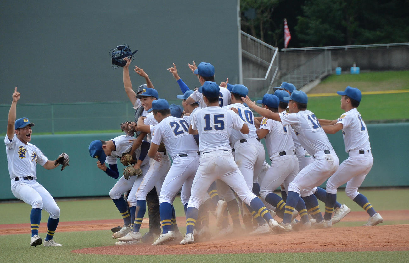 聖光学院対学法石川　3年連続19度目の甲子園出場を勝ち取り、マウンド上で喜びを爆発させる聖光学院ナイン（撮影・濱本神威）