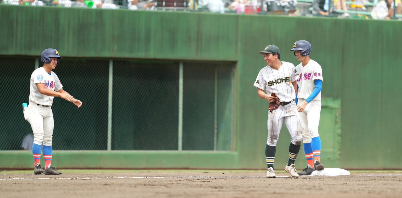 花咲徳栄対昌平　三塁ベースコーチを務める花咲徳栄・岩井福（左）（撮影・菅敏）