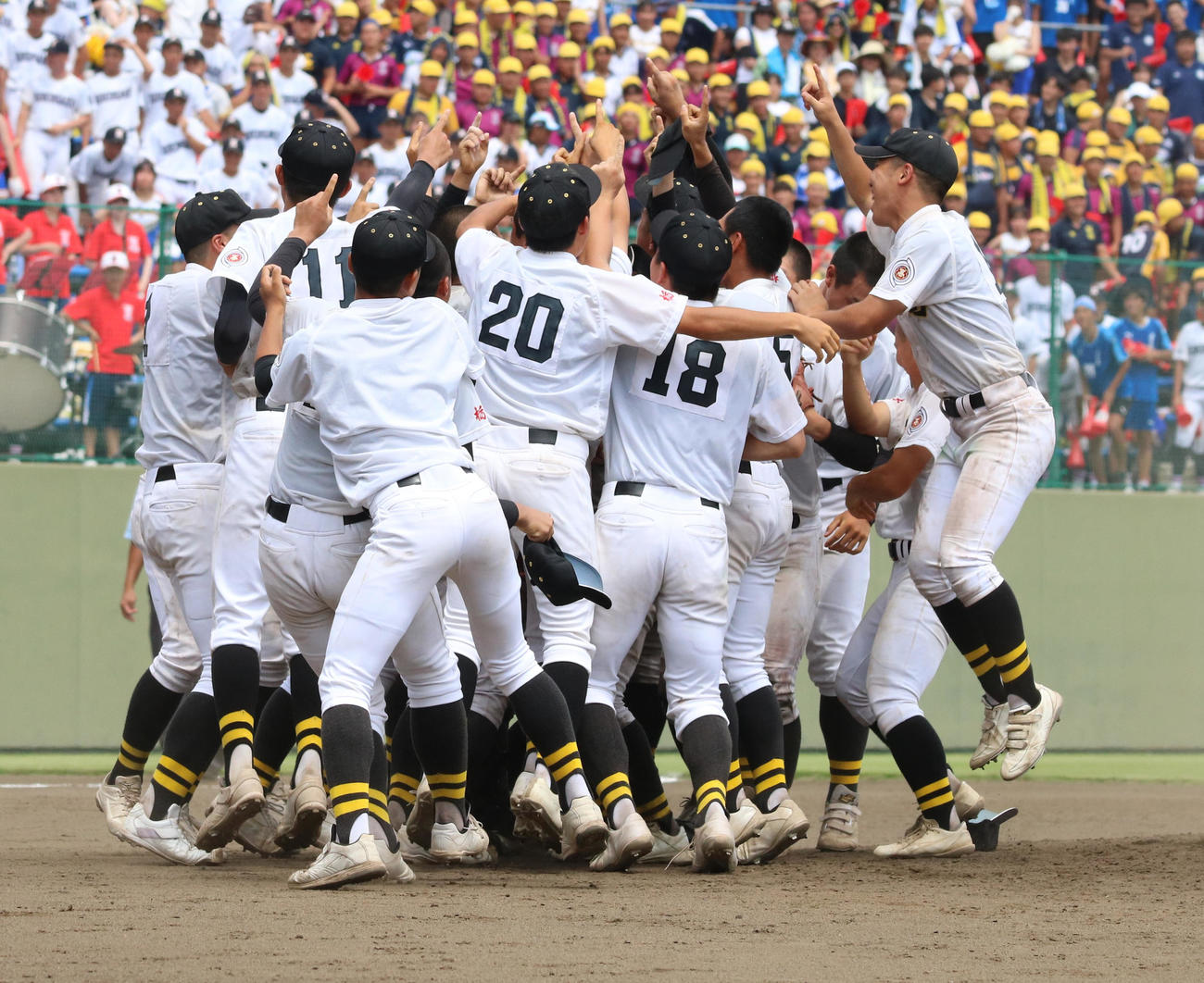 国学院栃木対石橋　優勝を決め喜ぶ石橋ナイン（撮影・深田雄智）