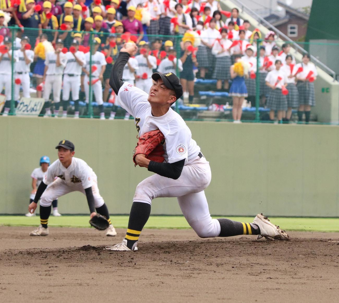 国学院栃木対石橋　石橋の3番手で登板した入江（撮影・深田雄智）