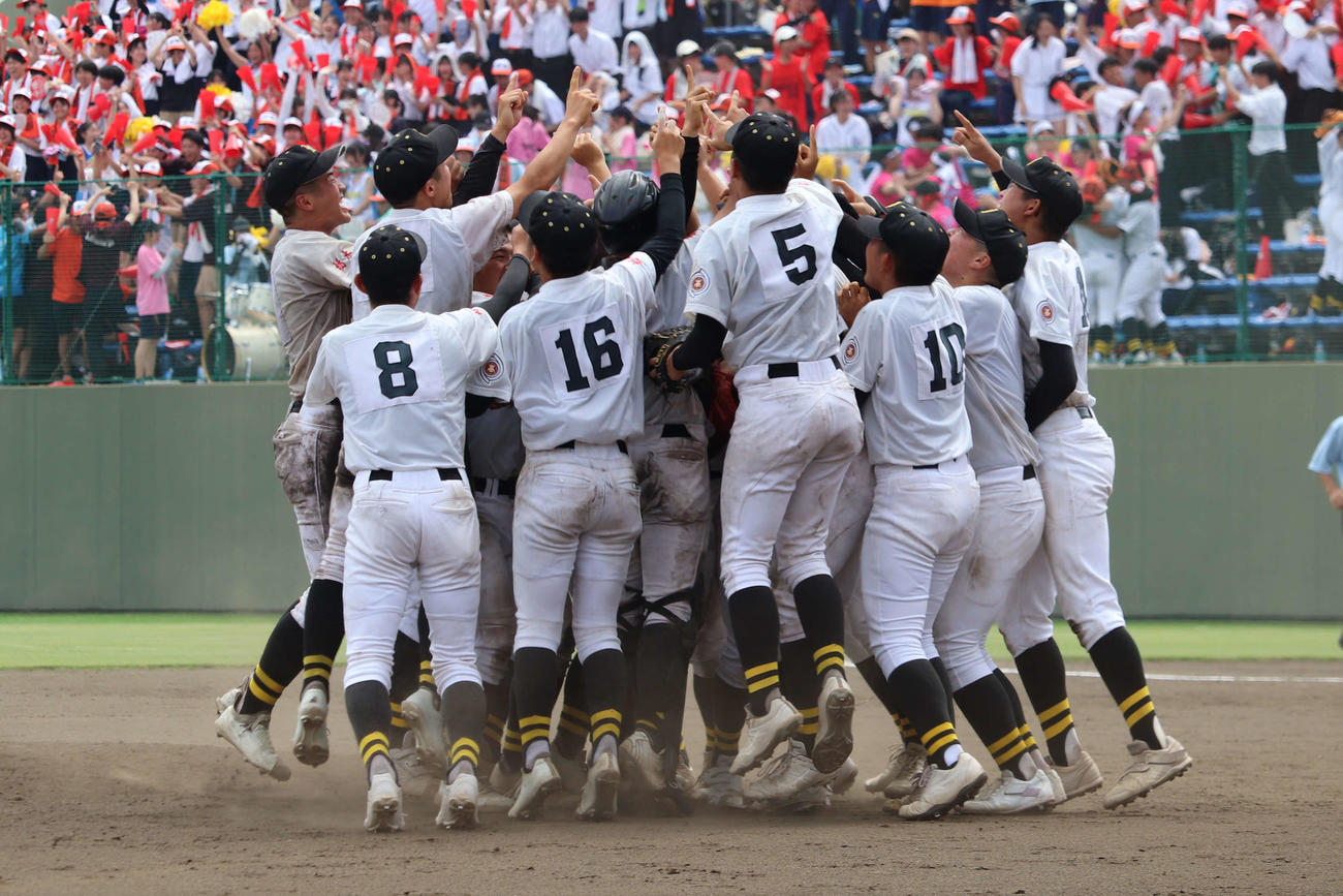 初優勝を決め、マウンドに集まる石橋の選手たち（撮影・保坂淑子）