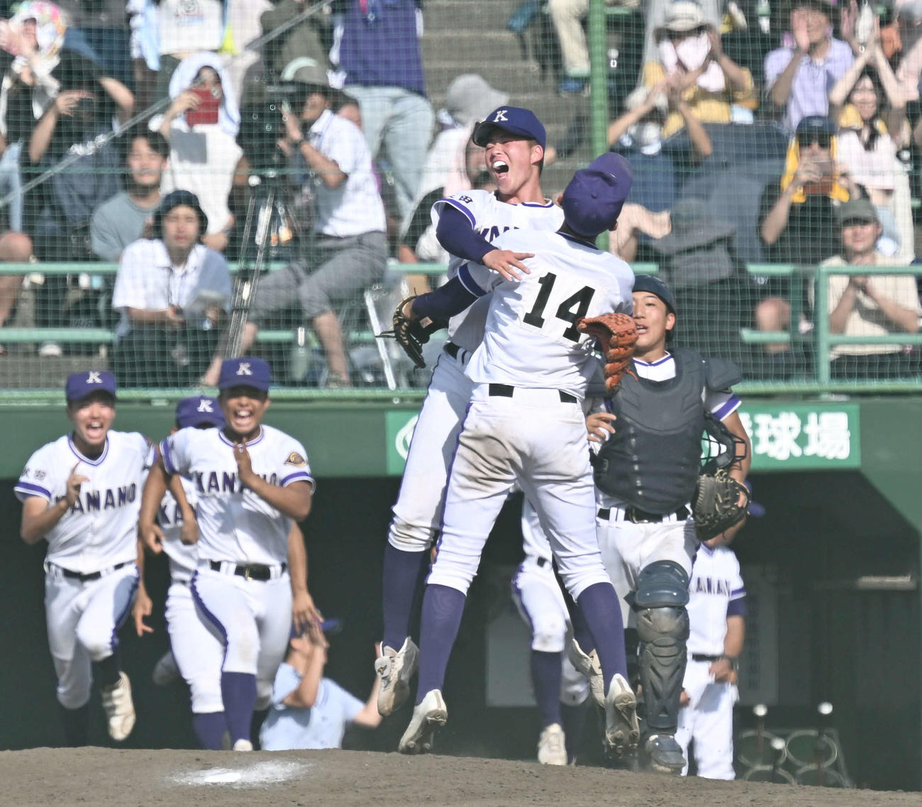 全国高校野球秋田県大会　秋田商対金足農　秋田商に競り勝ち、優勝を決め佐藤（14）と抱き合って喜ぶ吉田大輝（21日撮影・千葉一成）