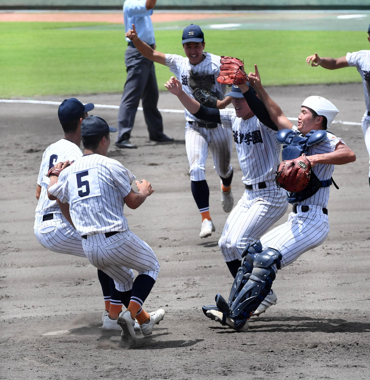 滋賀学園対綾羽　綾羽を破り甲子園出場を決め喜ぶ滋賀学園ナイン（撮影・前岡正明）
