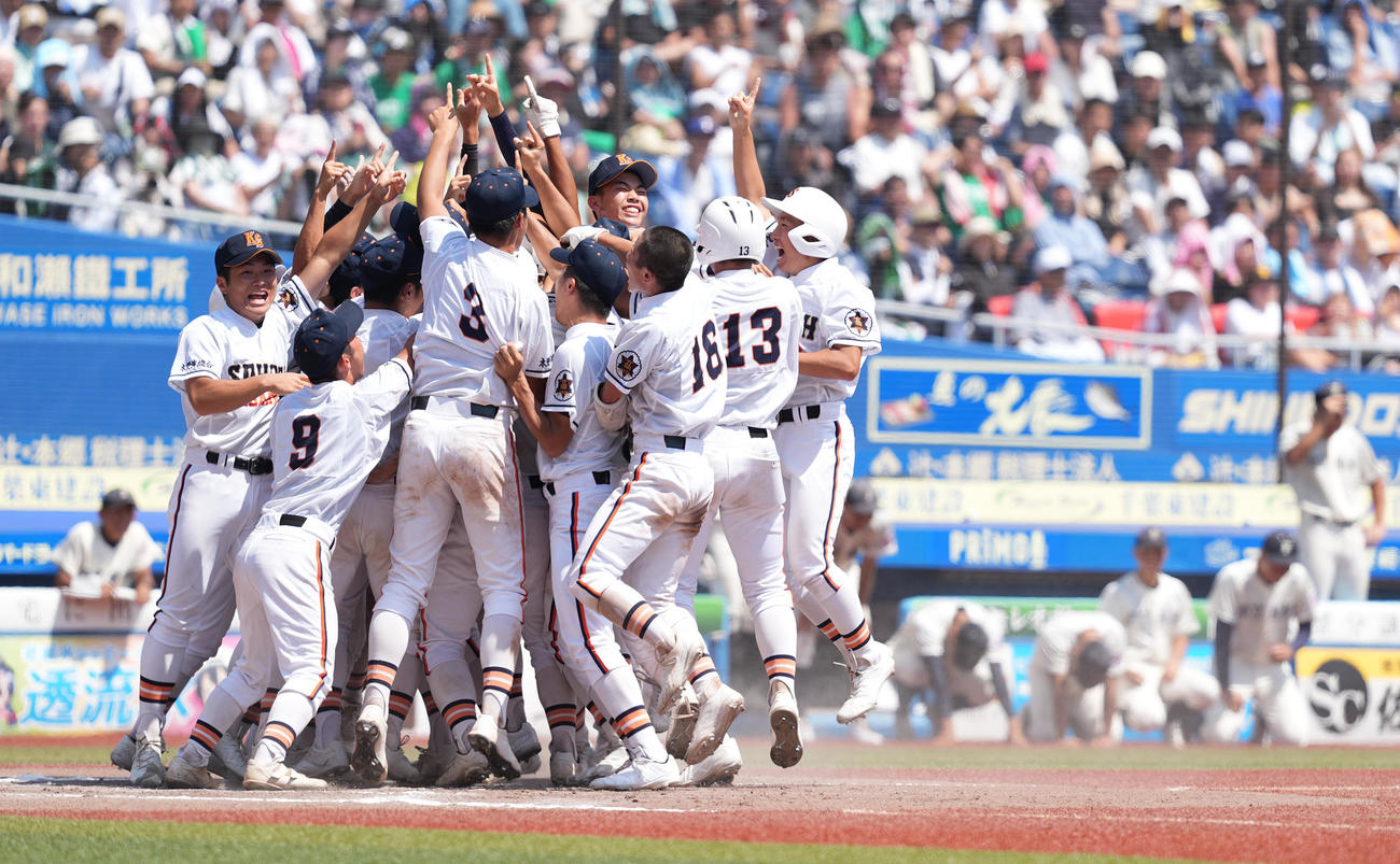 市船橋対木更津総合　10回、さよならで市船橋に勝利し、喜びを爆発させる木更津総合ナイン（撮影・菅敏）