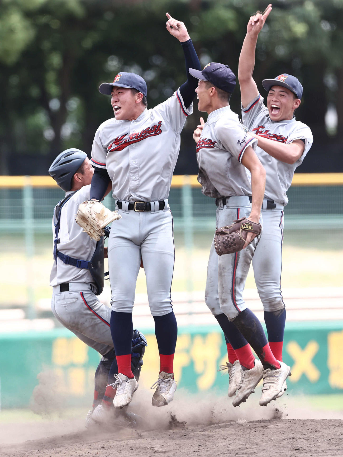 【京都】京都国際対京都外大西　優勝した京都国際は完投した中崎（左から2人目）を中心に歓喜する（撮影・西尾就之）