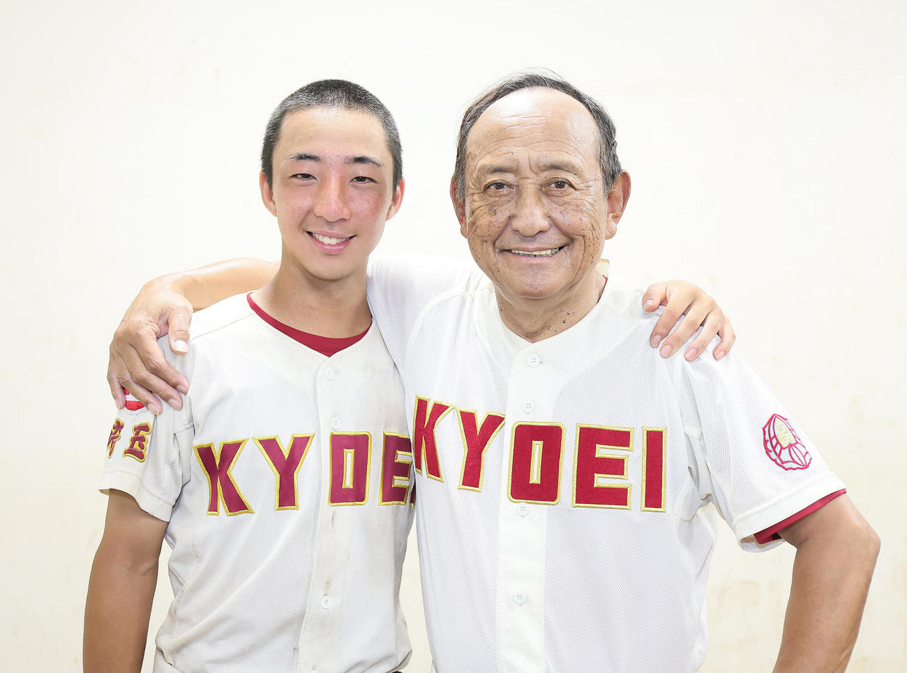 春日部共栄対昌平　試合後、本年度で勇退が決まっている春日部共栄・本多監督（右）は三田村主将と笑顔で記念撮影（2024年7月撮影）