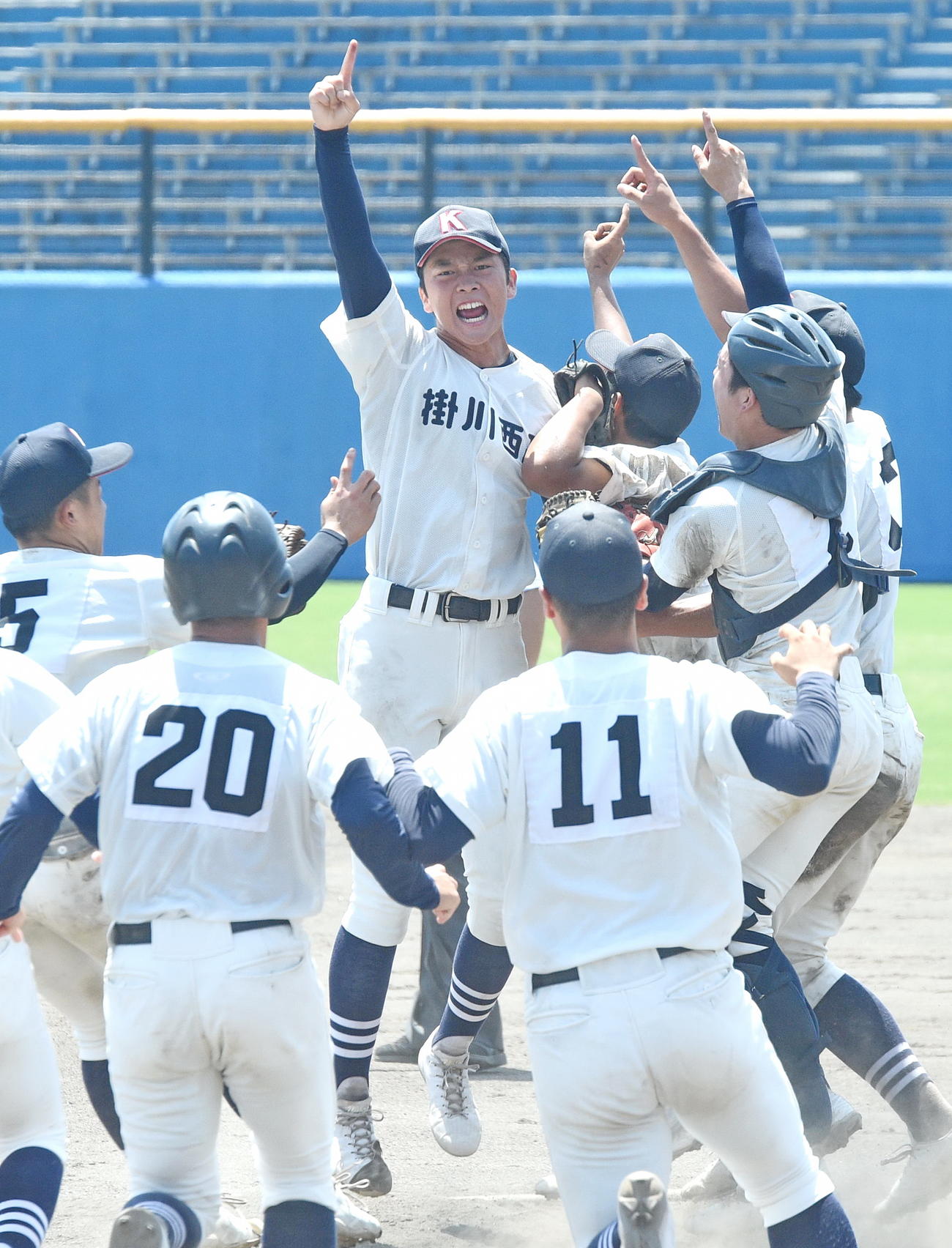 掛川西対聖隷クリストファー　優勝した瞬間、マウンドで歓喜する掛川西ナイン　　