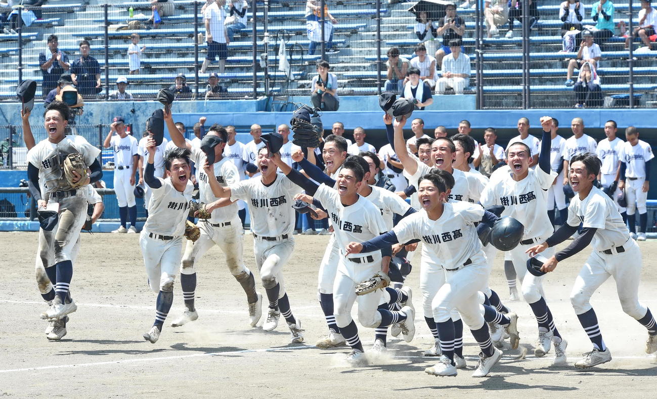 掛川西対聖隷クリストファー　甲子園出場を決め、笑顔で応援席に向かう掛川西ナイン　　