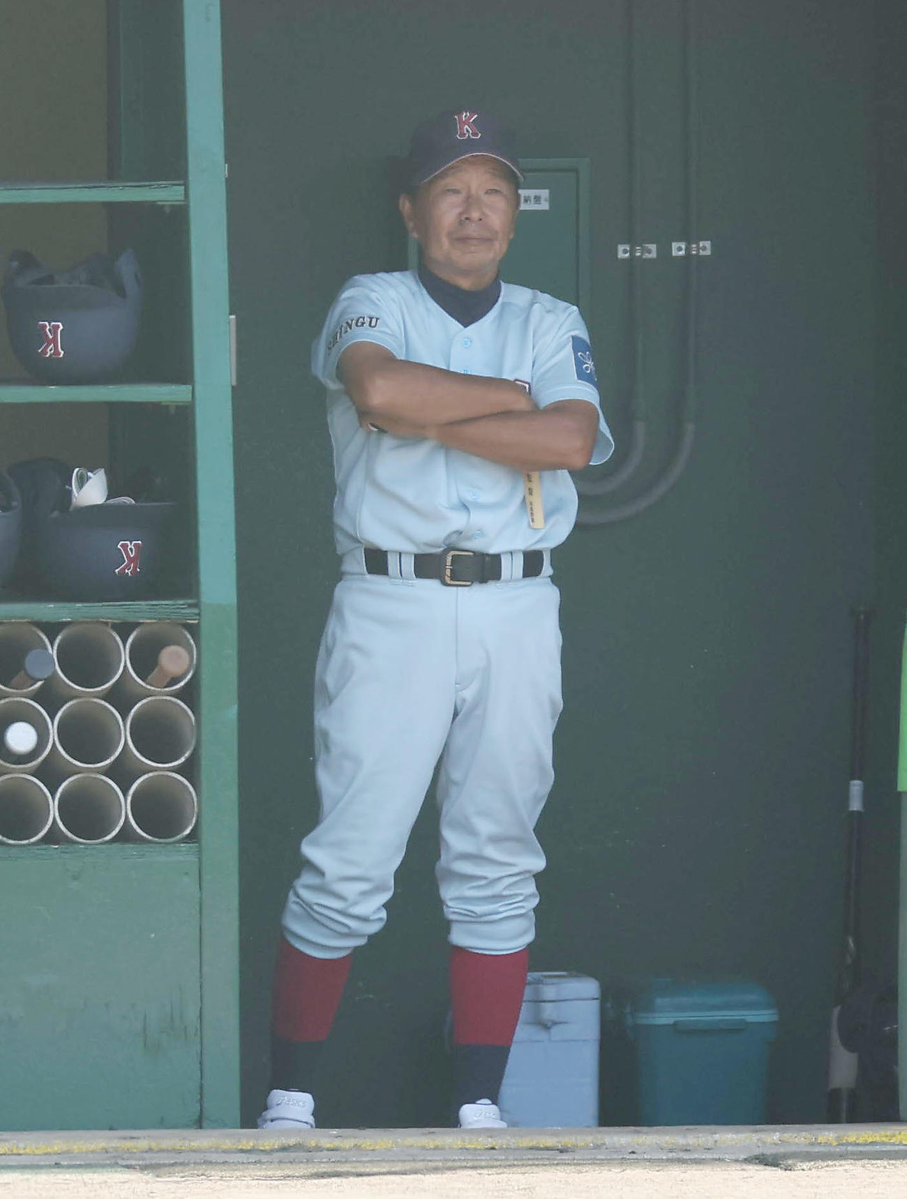 智弁和歌山対近大新宮　8回表、ベンチから試合を見守る近大新宮・産屋敷監督（撮影・前田充）