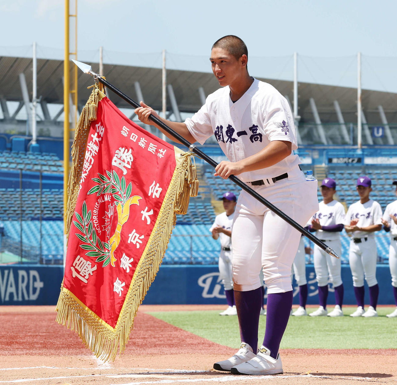 決勝　関東第一対帝京　優勝旗を受け取った関東第一・高橋（撮影・宮地輝）