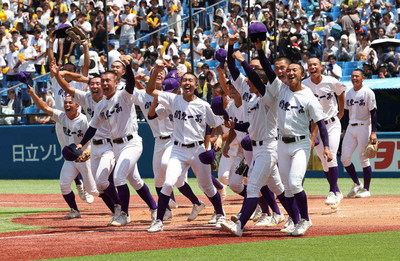 関東第一対帝京　東東京大会で優勝し甲子園出場を喜ぶ関東第一ナイン（撮影・柴田隆二）