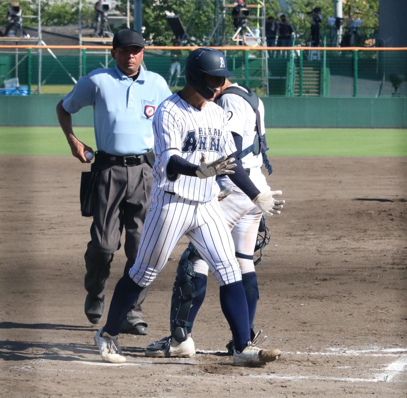 8回表2死、阿南光の福田修盛外野手が同点弾を放ち、ほえながらホームを踏む（撮影・林亮佑）