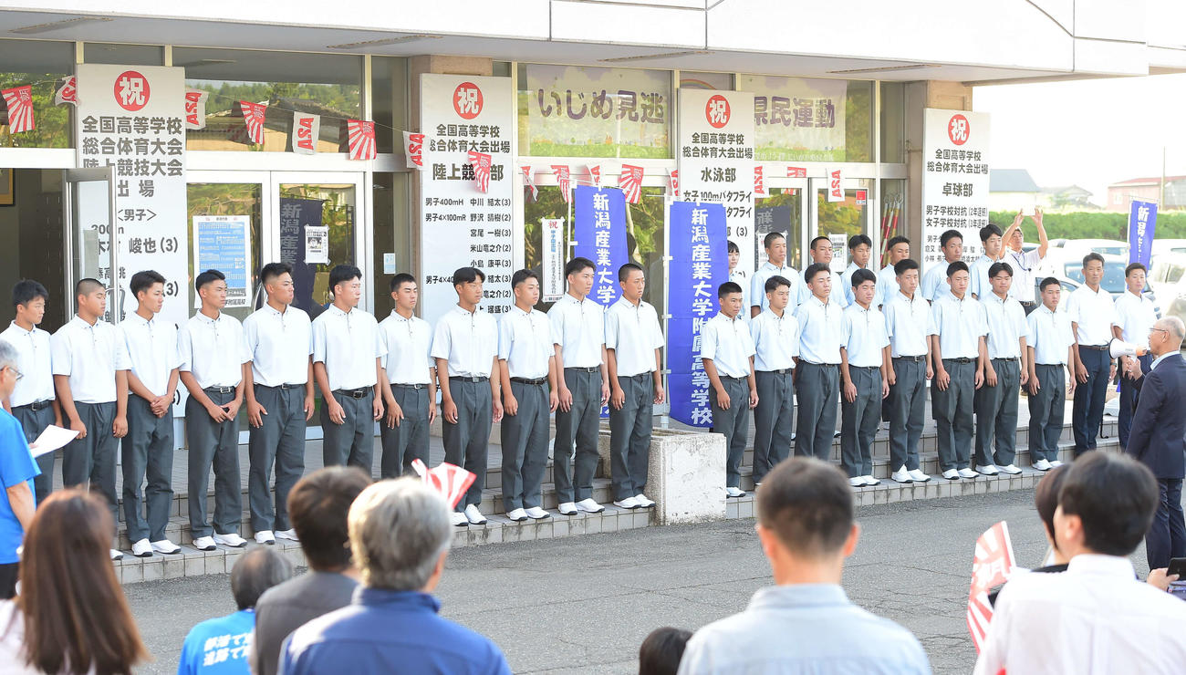 出発式に臨む新潟産大付ナイン