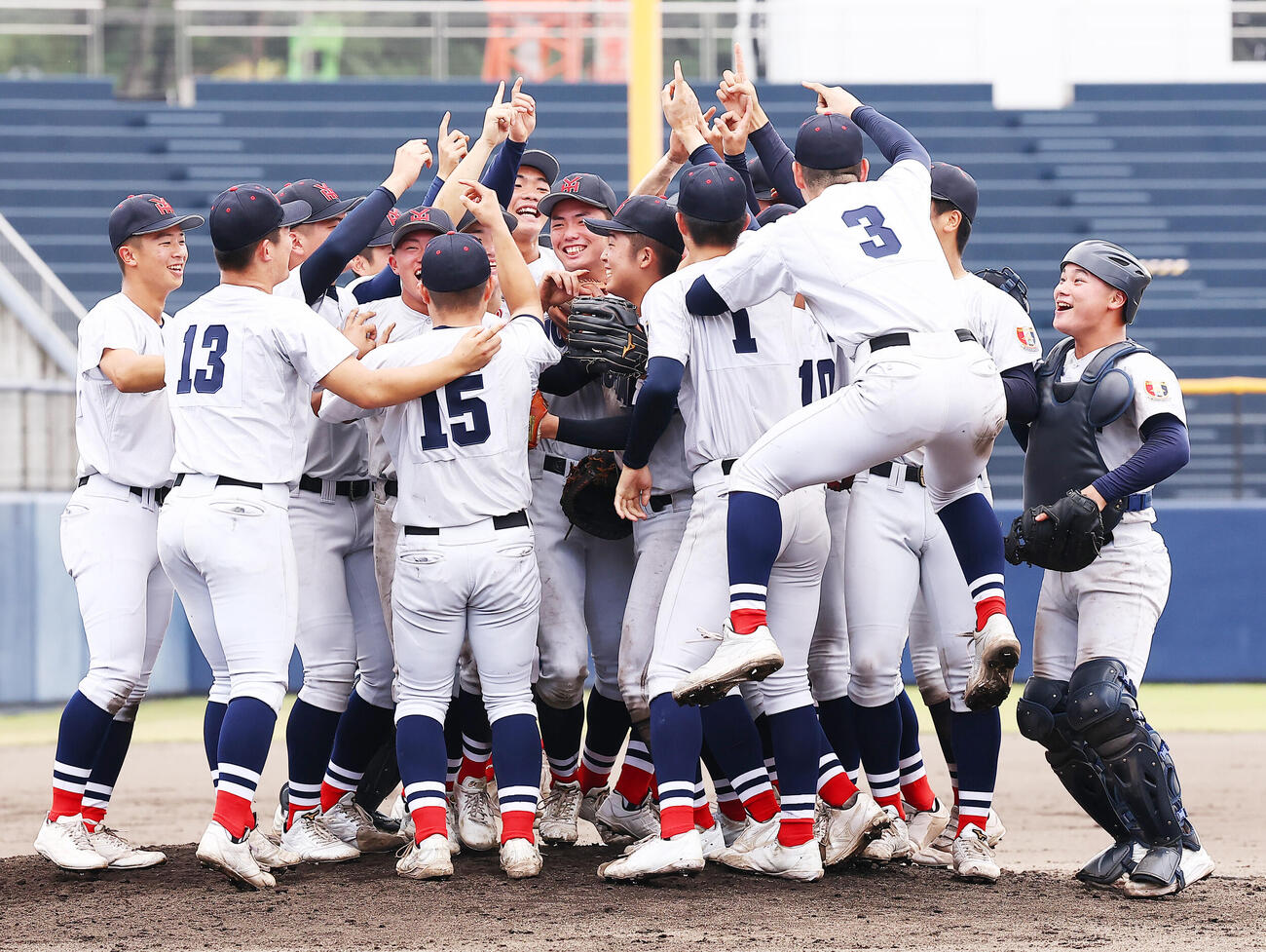 健大高崎対横浜　優勝し喜ぶ横浜の選手たち（撮影・野上伸悟）