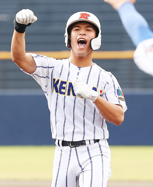 健大高崎対横浜　1回表健大高崎2死一、三塁、先制適時安打を放ち喜ぶ萩原雄大（撮影・野上伸悟）