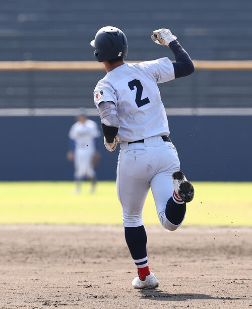健大高崎対横浜　5回裏横浜2死一、二塁、3点本塁打を放ち喜ぶ脇山魁音（撮影・野上伸悟）