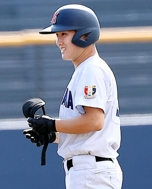 健大高崎対横浜　6回裏横浜1死二塁、代打で二塁打を放ち笑顔の元木瑛介（撮影・野上伸悟）