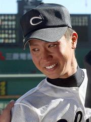 優勝を決めた中京大中京・堂林は、チームメートの祝福に涙を流す