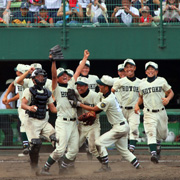 完封勝利で甲子園出場を決め喜ぶ大西（左から２人目）ら報徳学園ナイン（撮影・宮崎幸一）