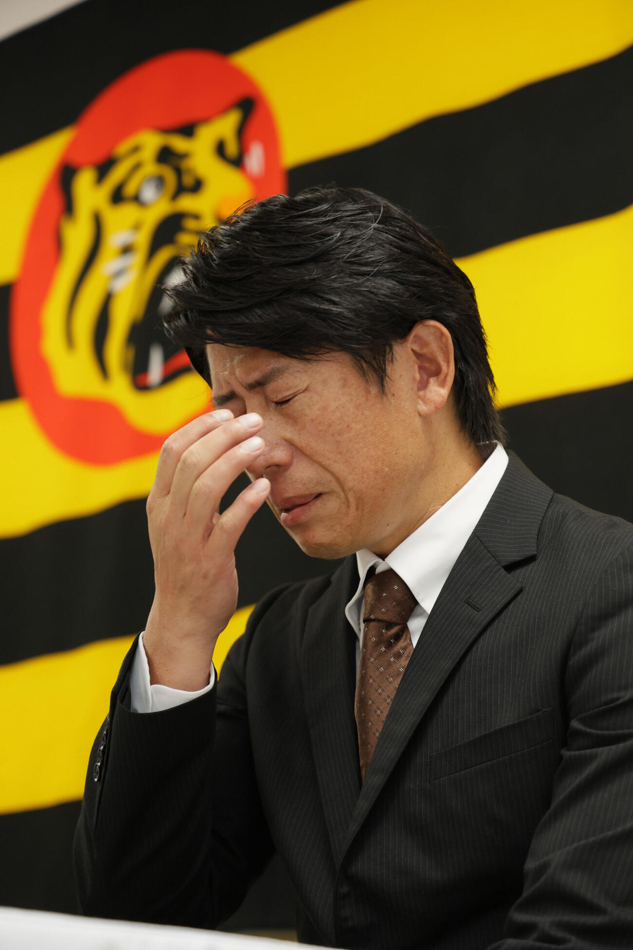 阪神の2軍打撃コーチに就任した的場寛一氏は、阪神復帰に涙を流す（撮影・宮崎幸一）