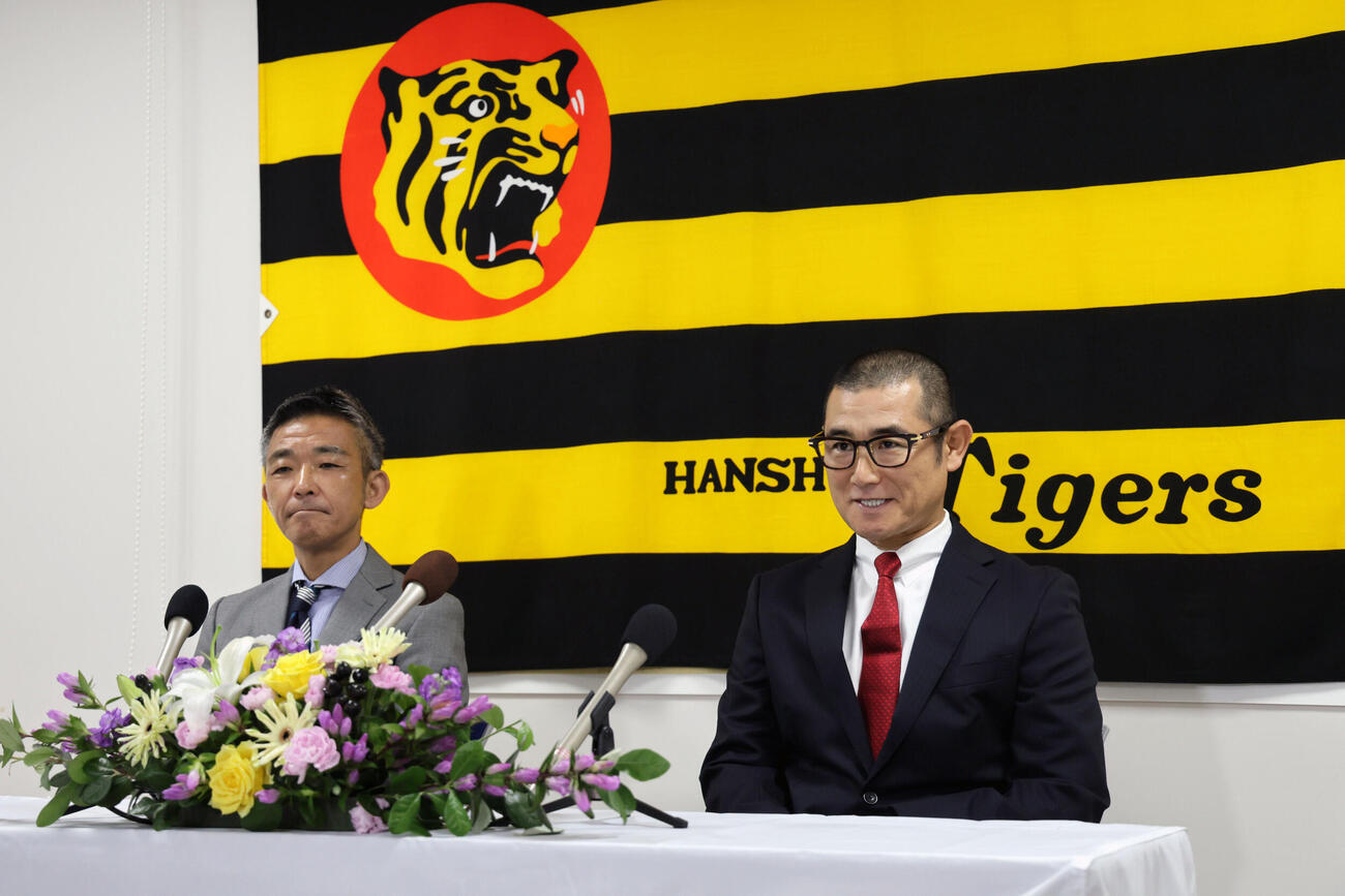 阪神の1軍打撃コーチに就任した坪井智哉氏は、竹内孝行球団副本部長（左）と並び抱負を語る（撮影・宮崎幸一）