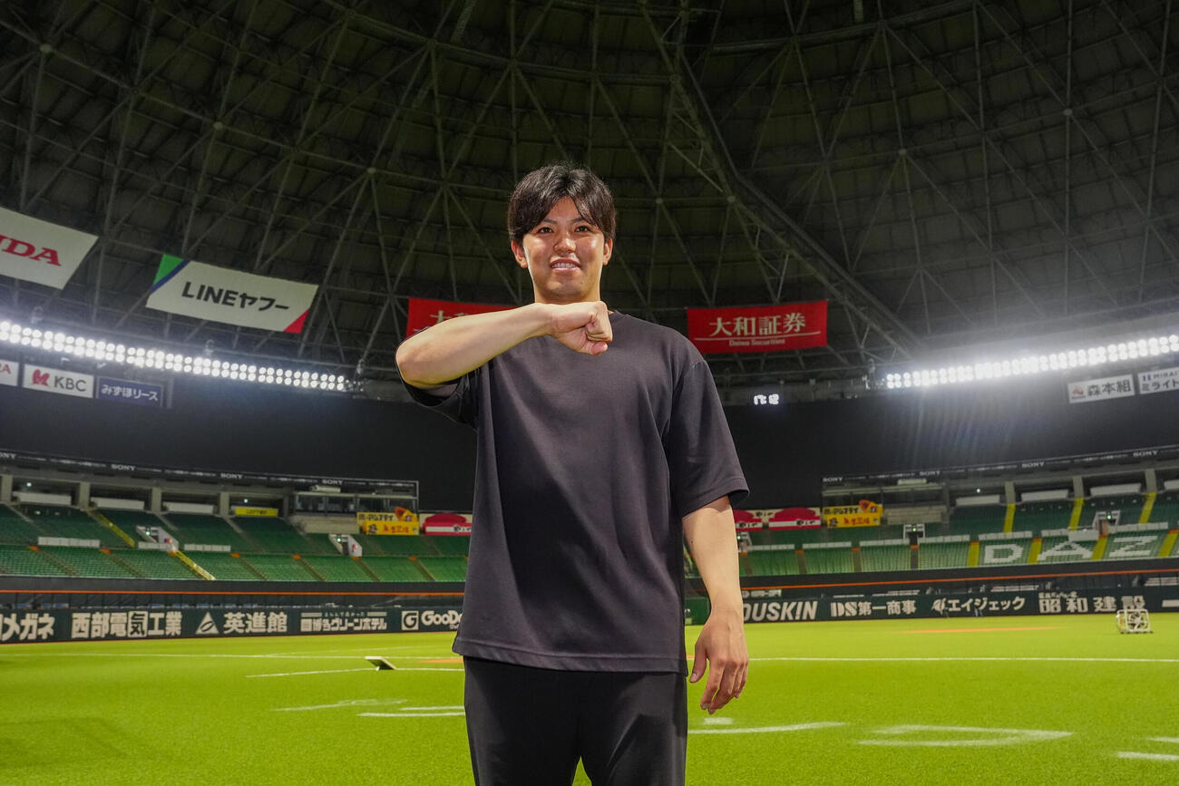 みずほペイペイドームでの練習を終え、デスターシャポーズを見せるDeNA東克樹（撮影・江口和貴）