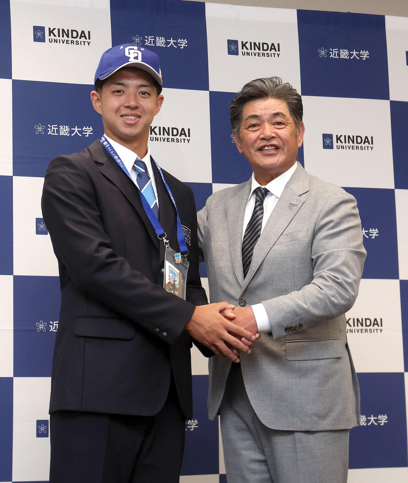 指名あいさつを終え握手する中日ドラフト1位の近大・宮原廉（左）と工藤公康監督（撮影・白石智彦）