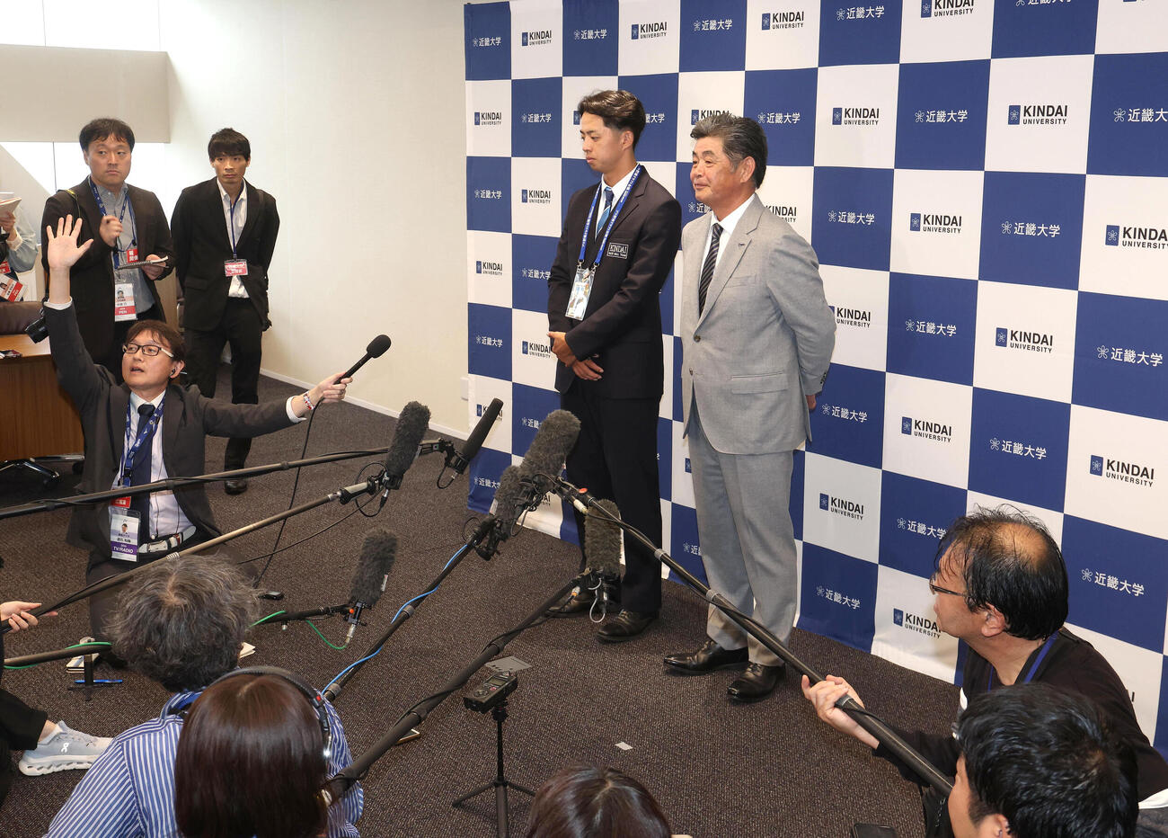 中日ドラフト1位近大・宮原廉（左）の指名あいさつを終え取材に応じる工藤公康監督（撮影・白石智彦）