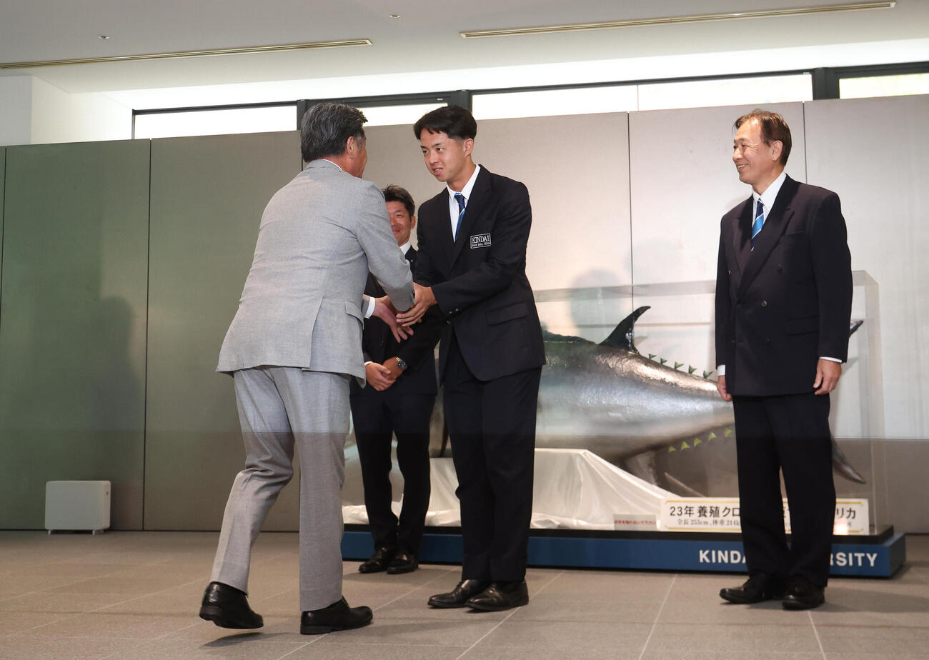 指名あいさつで近畿大学に来校しドラフト1位の宮原廉（右）と握手する中日工藤公康監督（撮影・白石智彦）