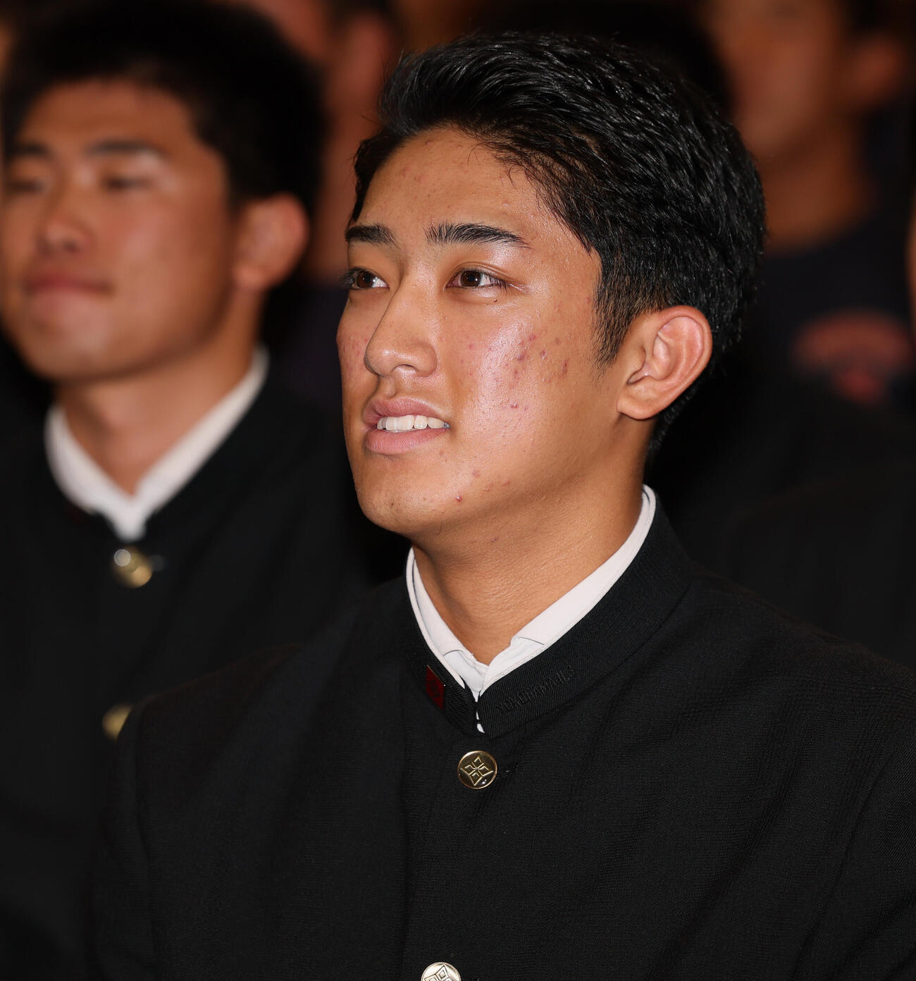 巨人からドラフト1位指名を受けた横浜・織田翔希は中継のCM中に笑顔（2026年10月撮影）