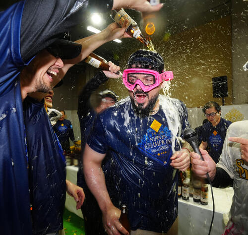 祝勝会でビールをかけられるソフトバンクのロベルト・オスナ（撮影・江口和貴）