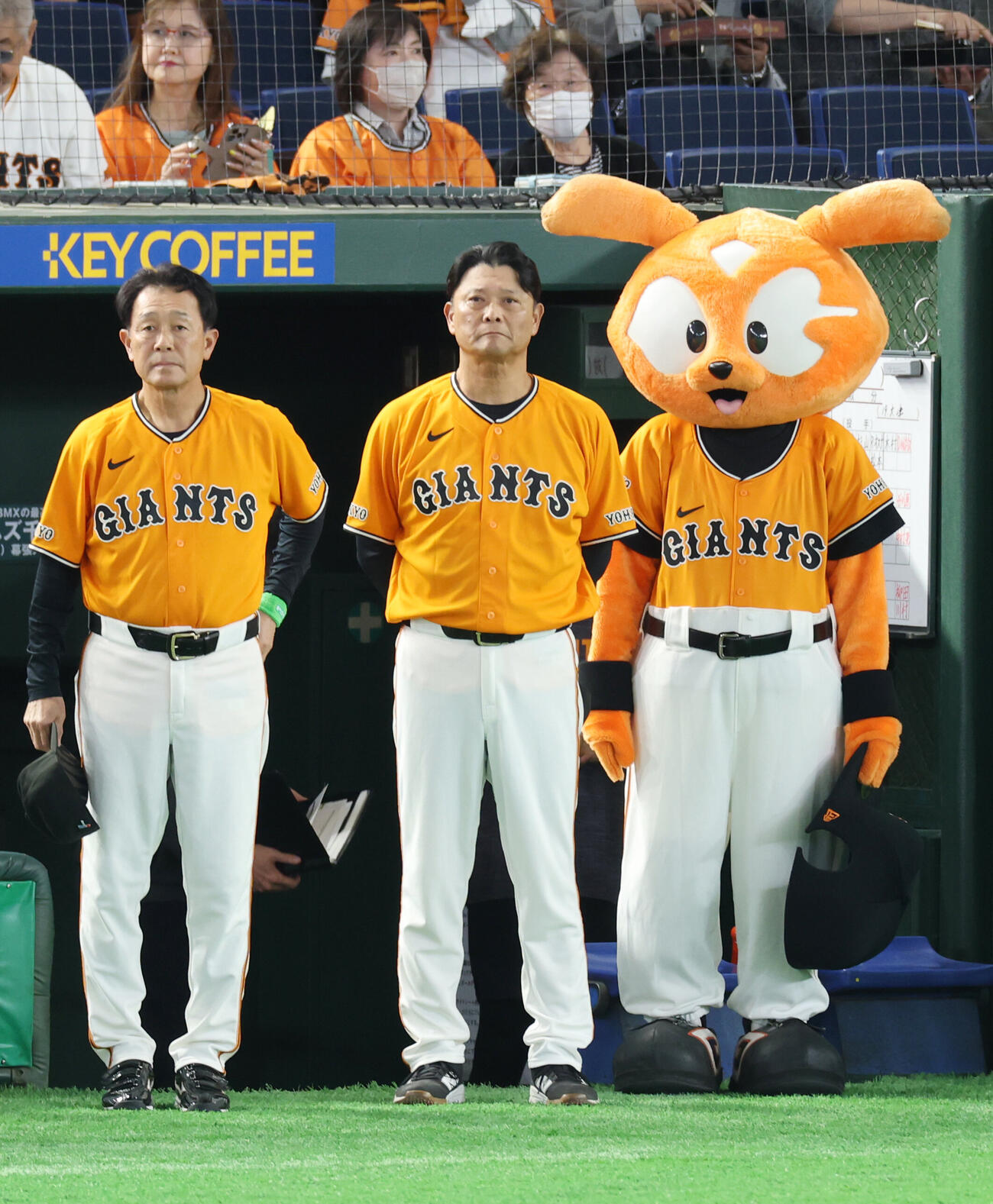 5月、国歌演奏に並ぶ川相昌弘ディフェンスチーフコーチ（左）と橋上秀樹監督代行