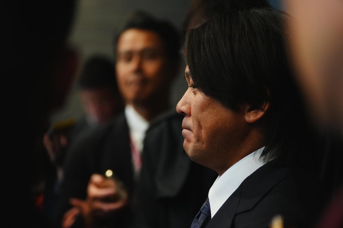 楽天にトレード移籍が発表され囲み取材に応じる甲斐拓也（撮影・垰建太）