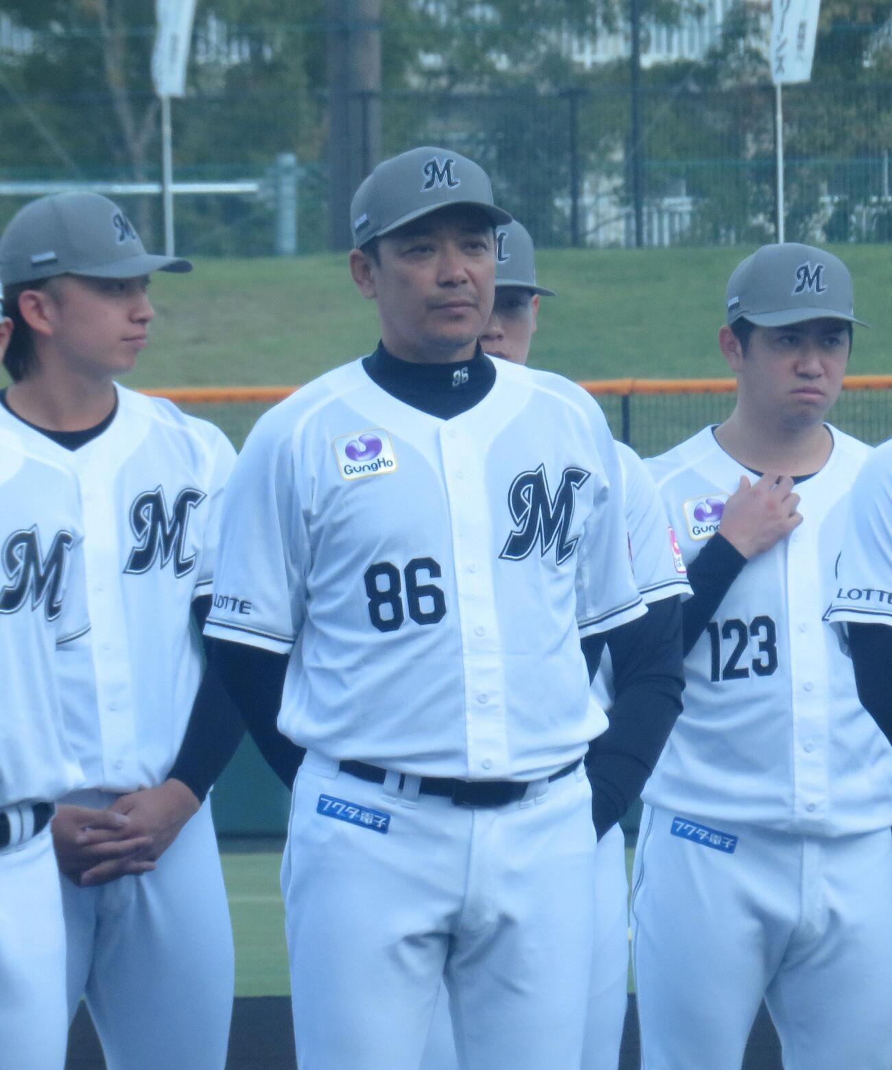 秋季キャンプセレモニーに参加したサブロー監督