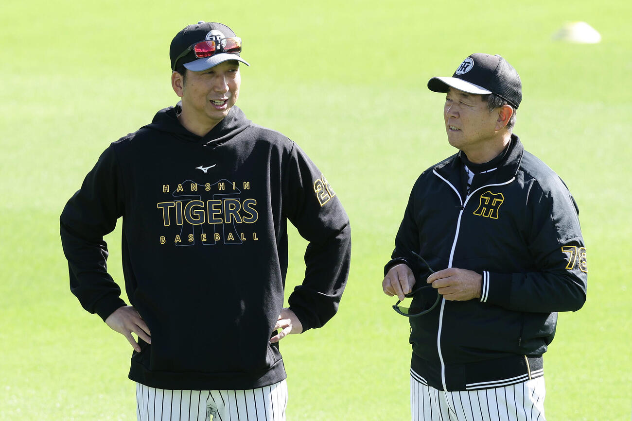 阪神藤川球児監督（左）と平田勝男新ヘッドコーチ（2026年10月撮影）