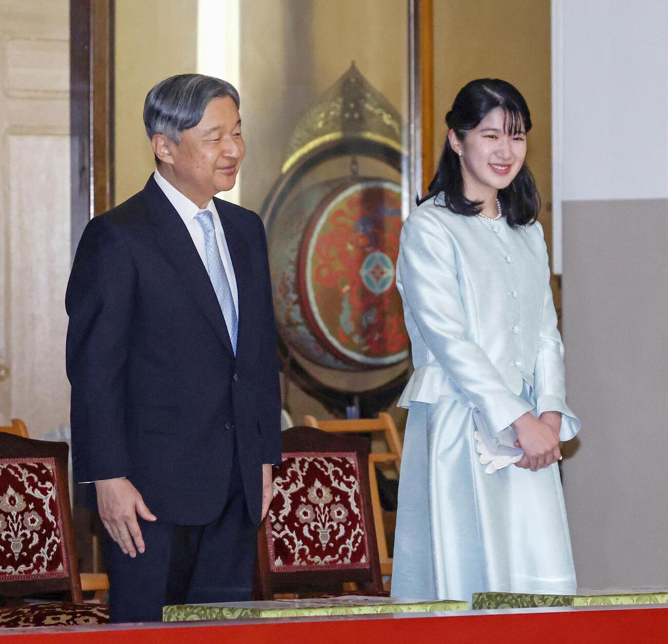 秋季雅楽演奏会に臨まれる天皇陛下と愛子さま＝24日午後、皇居（代表撮影）(共同)