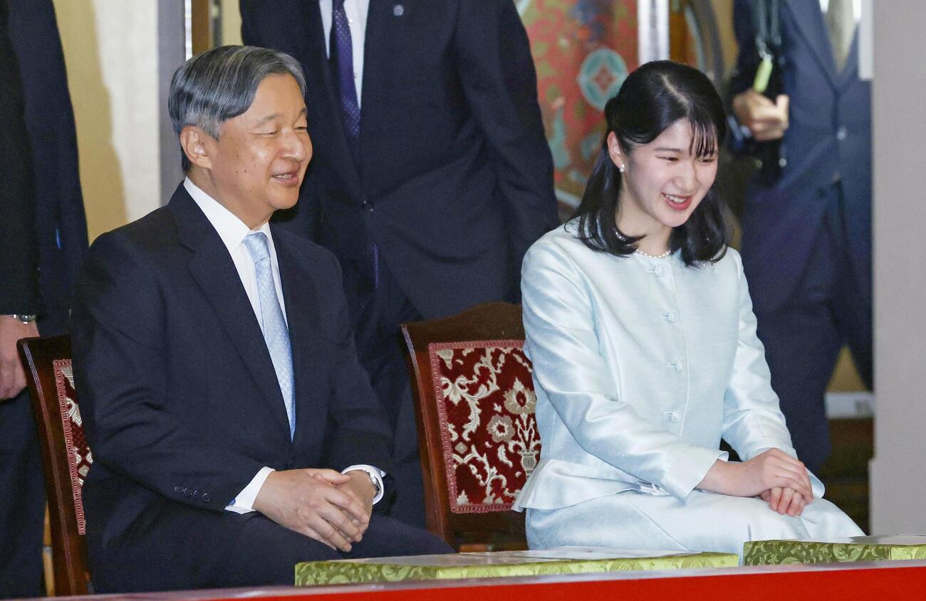 秋季雅楽演奏会に臨まれる天皇陛下と愛子さま＝24日午後、皇居（代表撮影）(共同)