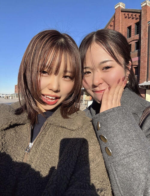 高橋涼夏(左)と赤松咲香。2人で横浜旅行を満喫!